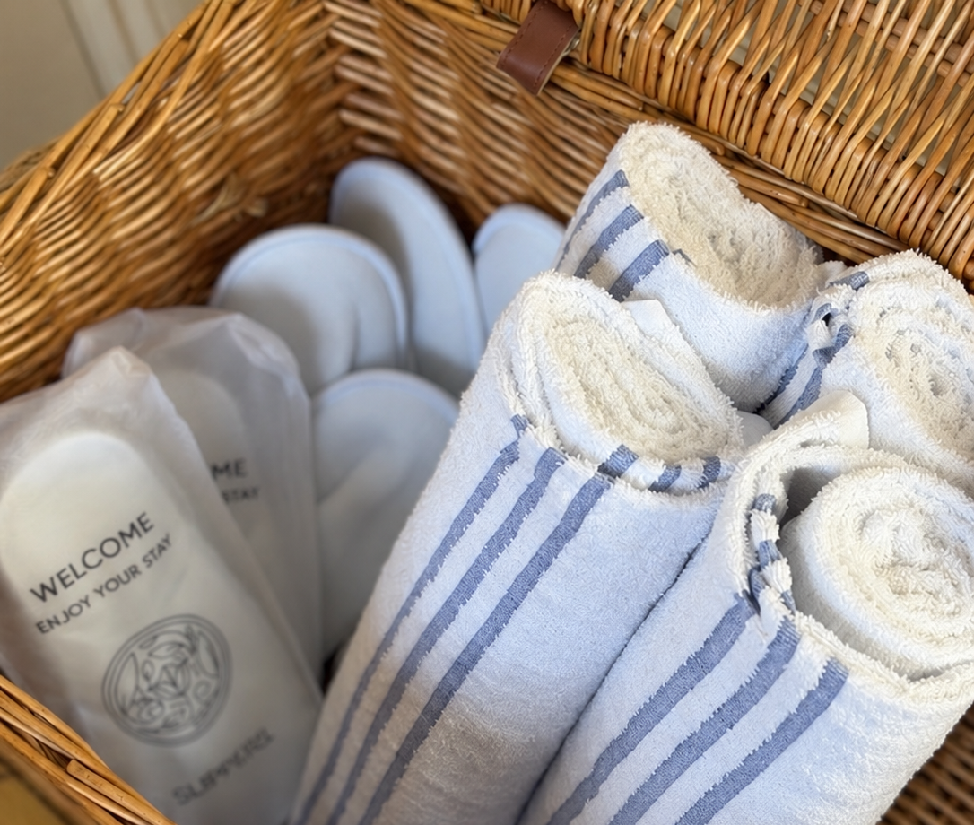 Wicker-basket-with-rolled-towels